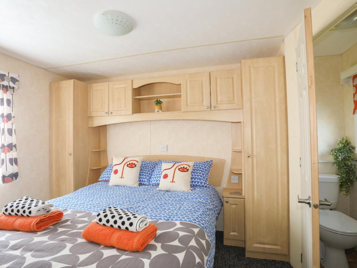 Trewan Chalet Holyhead Exterior photo